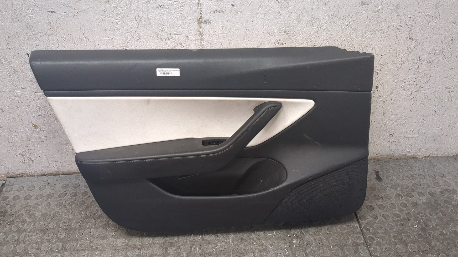 Обшивка двери передней левой