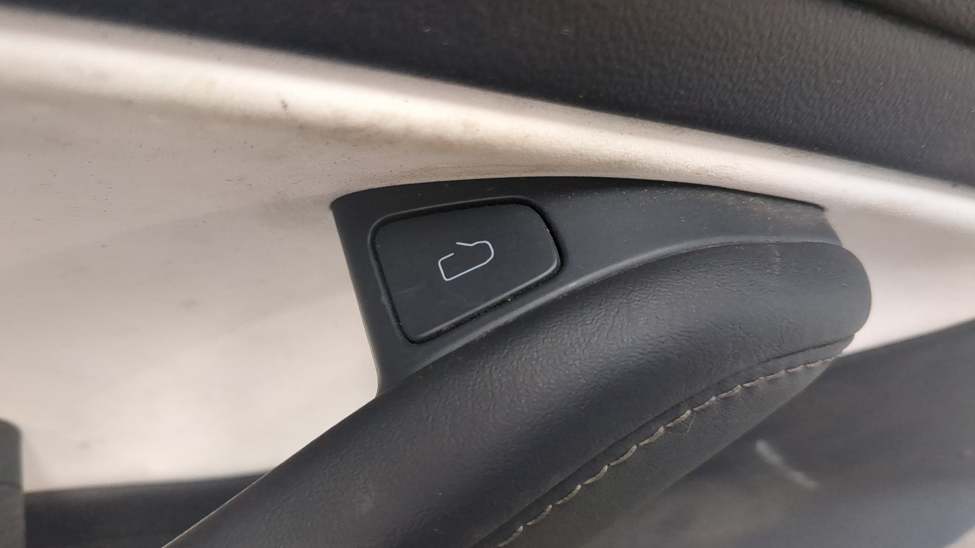 Обшивка двери передней левой