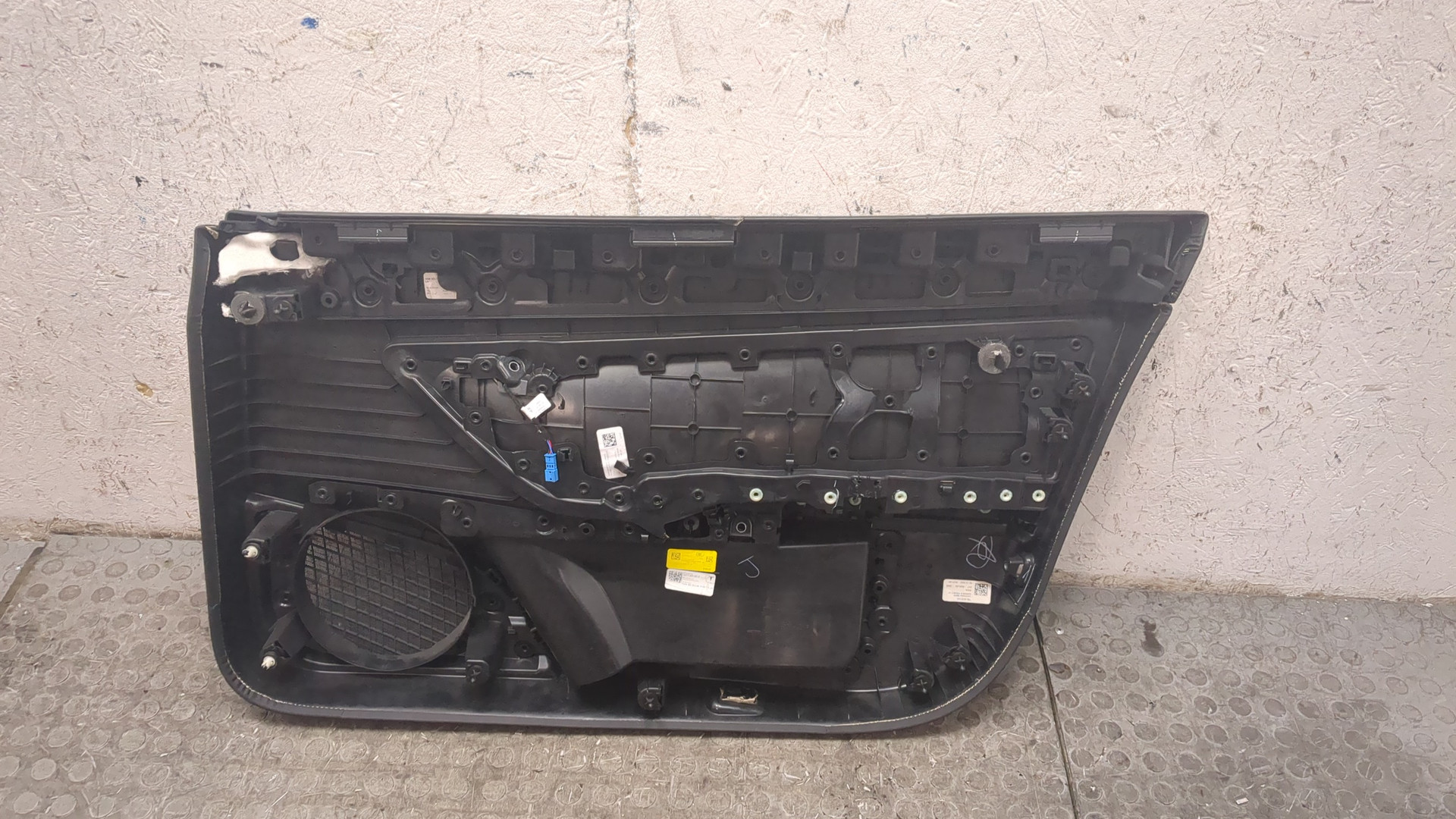 Обшивка двери передней левой