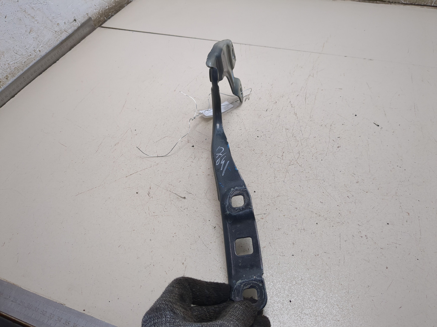 Петля капота правая