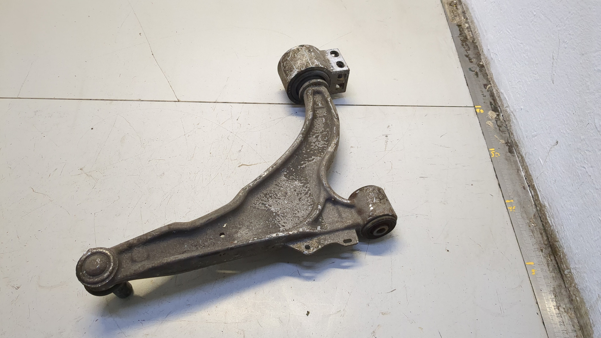 Рычаг передний левый