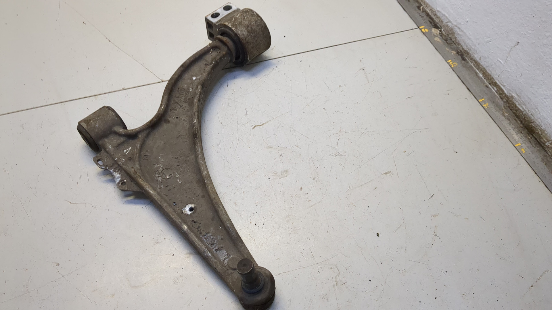 Рычаг передний левый