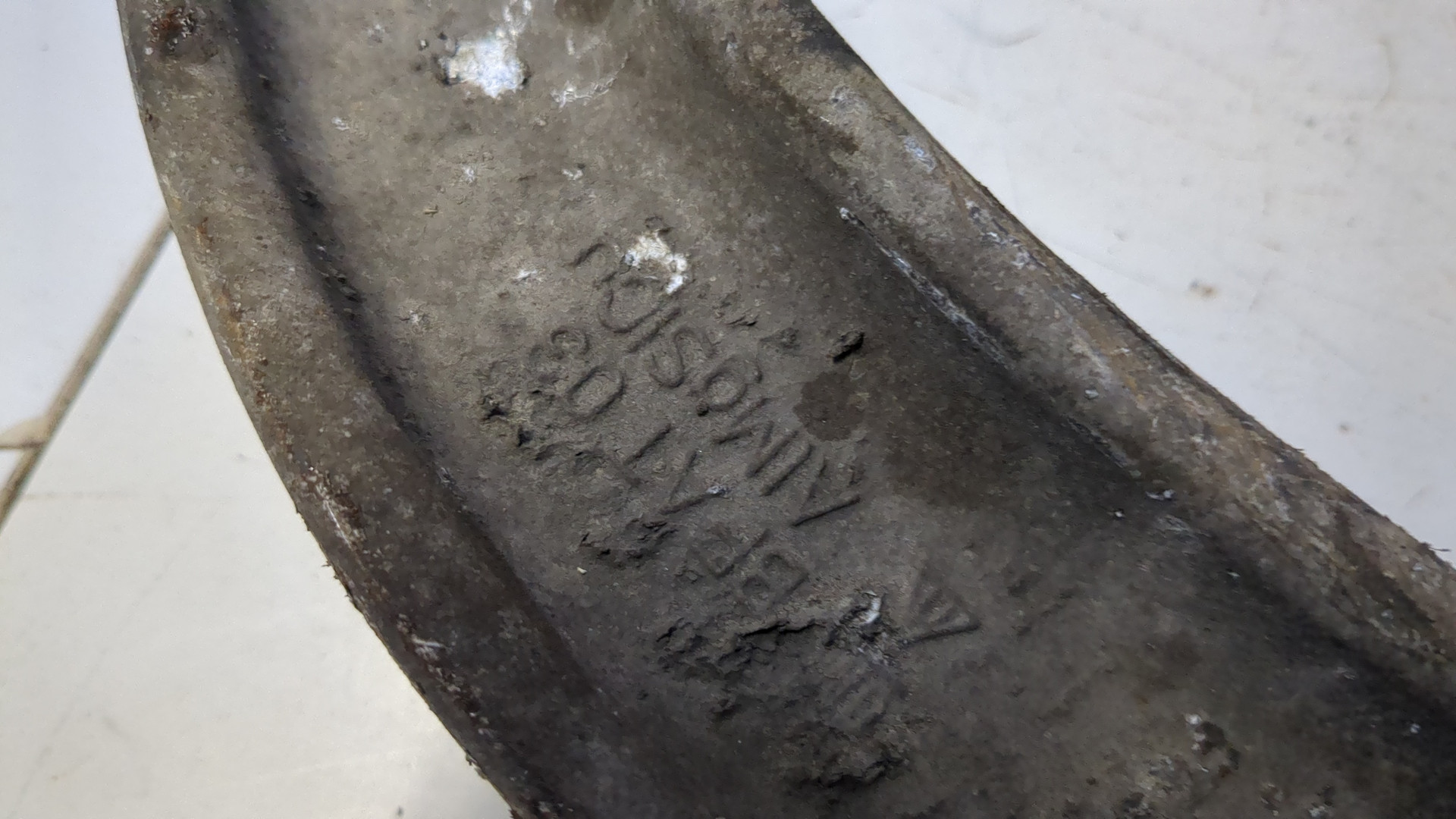 Рычаг передний левый