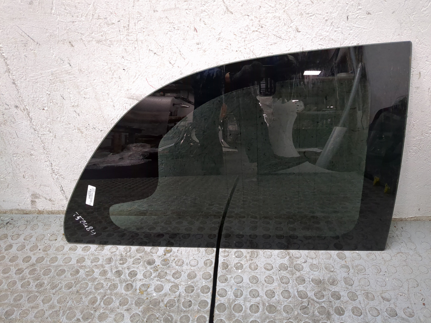 Стекло кузовное глухое правое