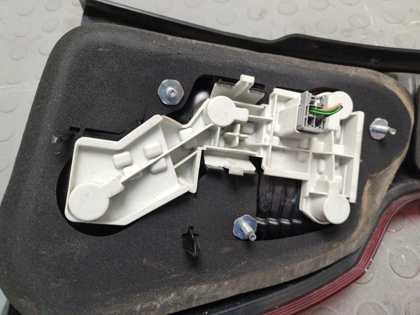 Фонарь задний левый