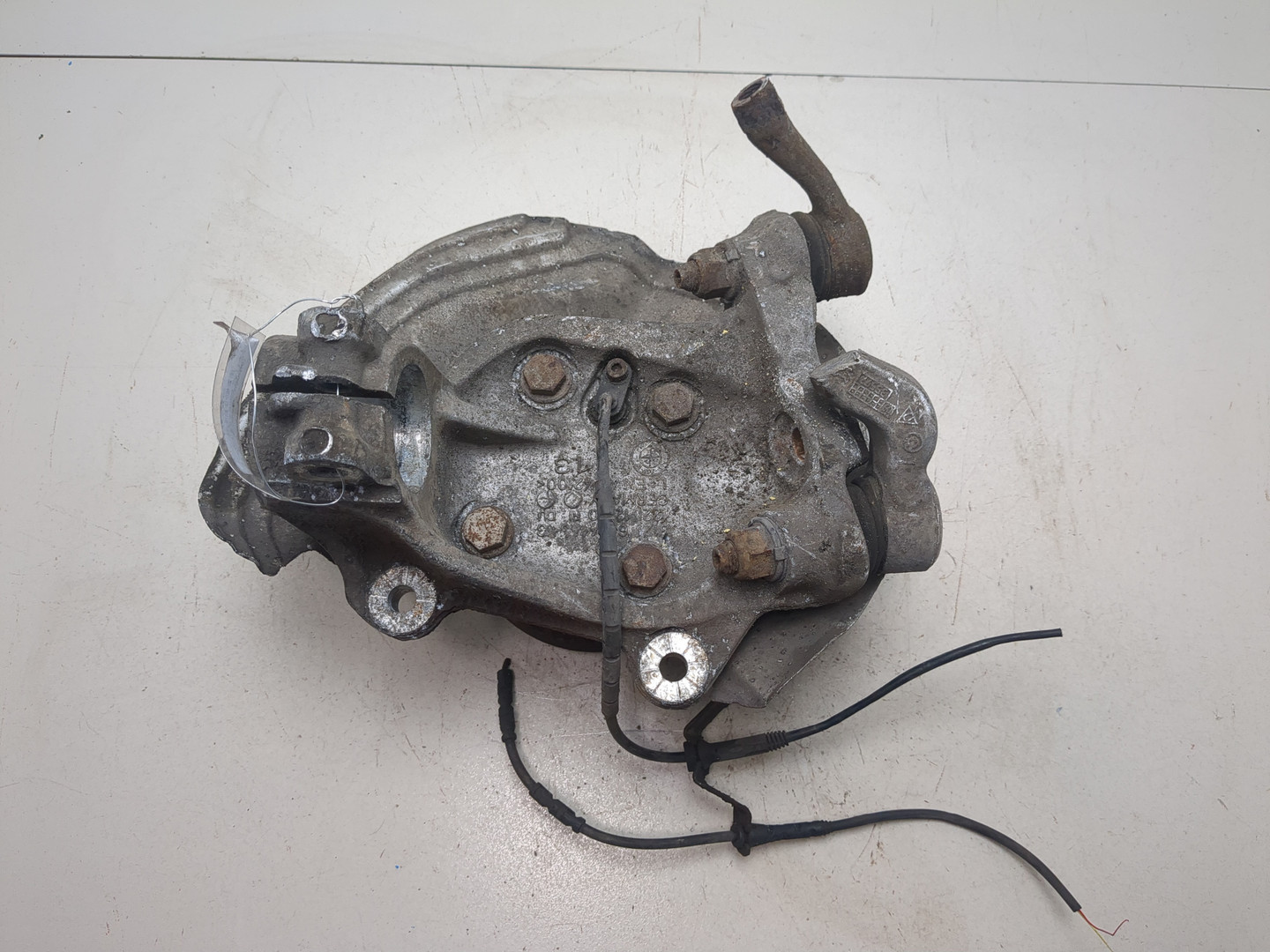 Кулак поворотный передний левый