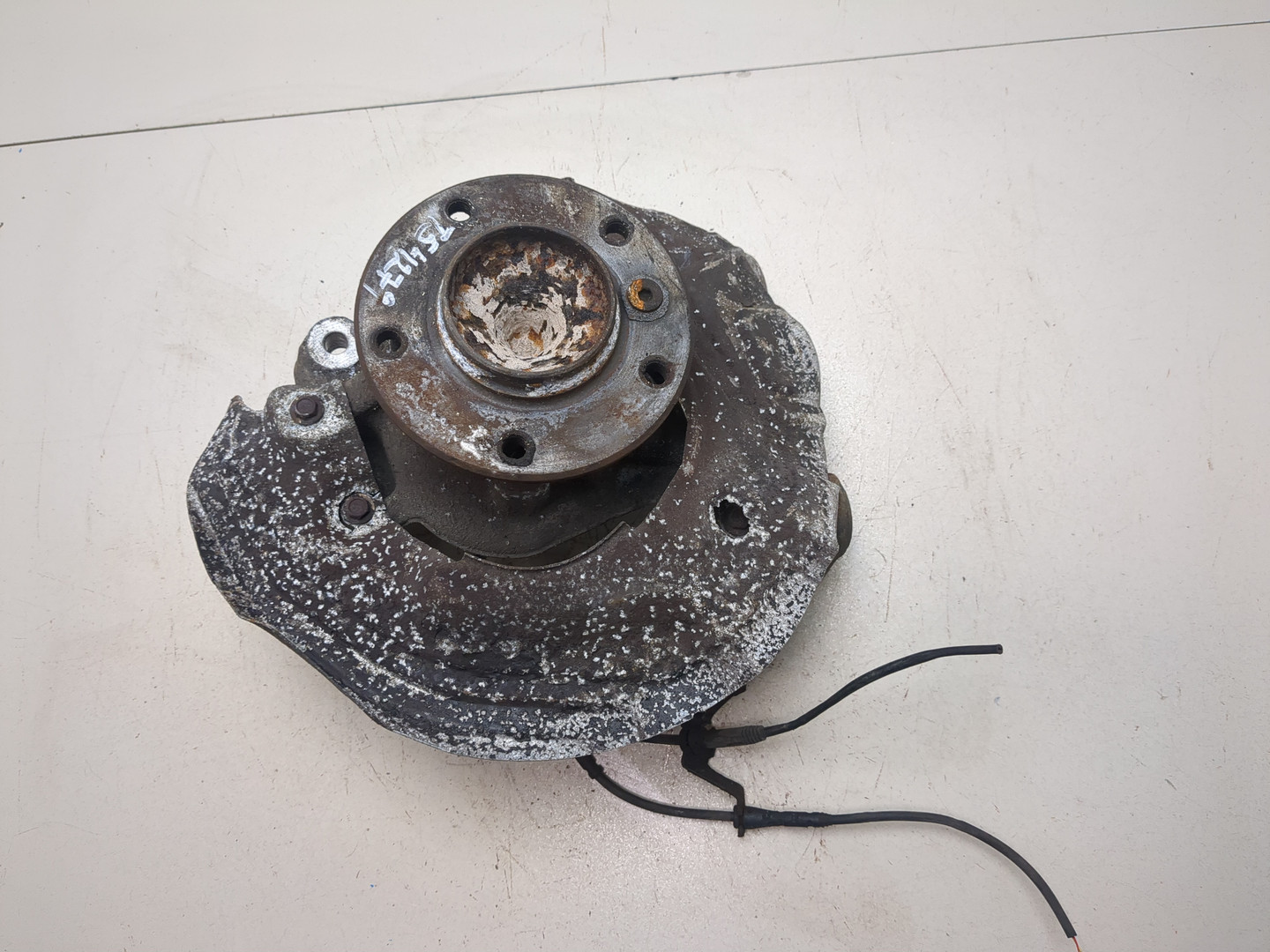 Кулак поворотный передний левый