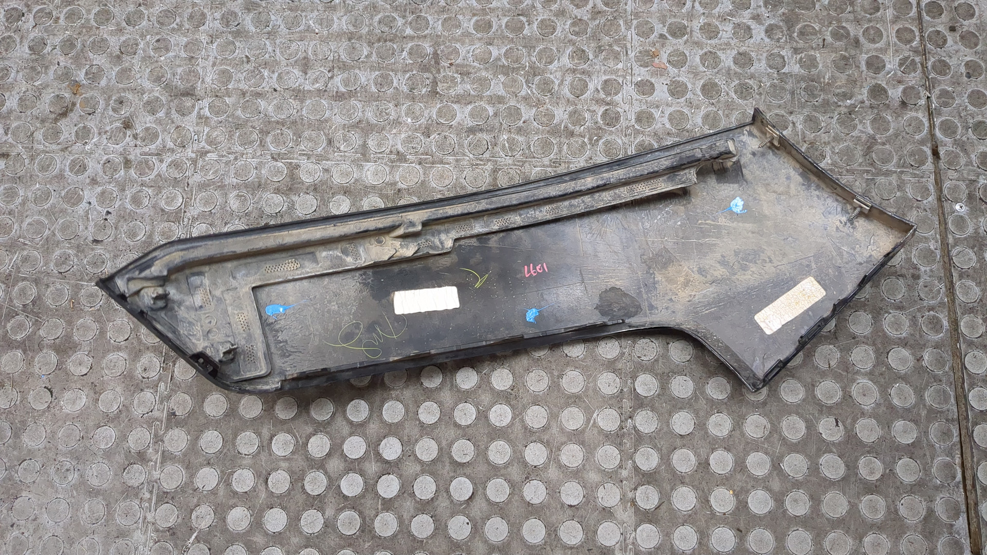 Молдинг заднего бампера левый