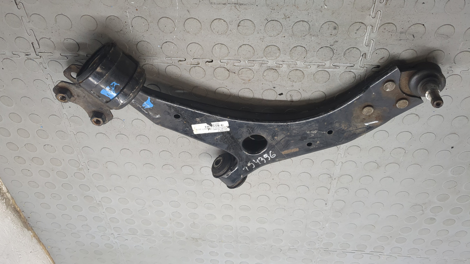 Рычаг передний левый