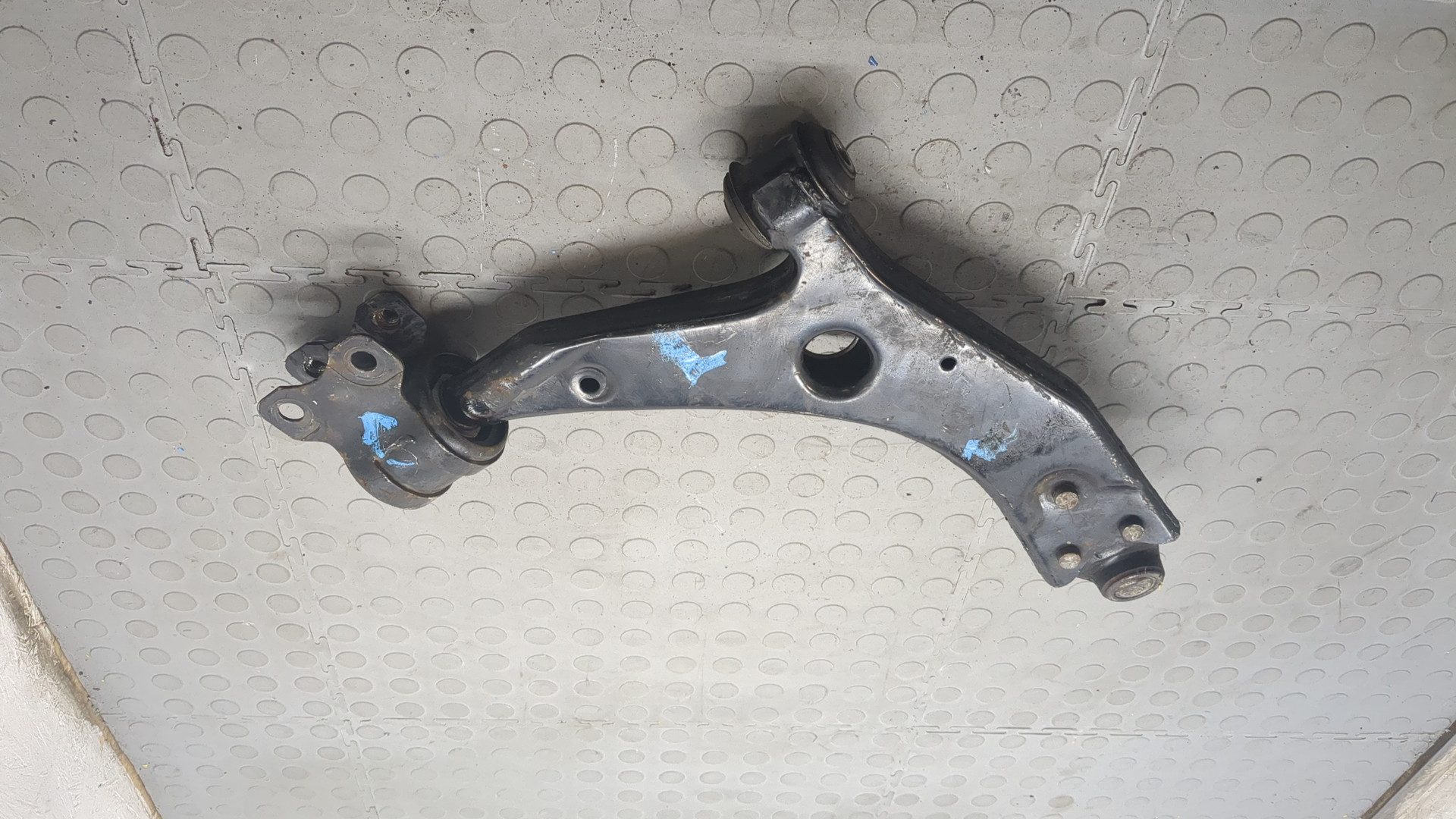 Рычаг передний левый