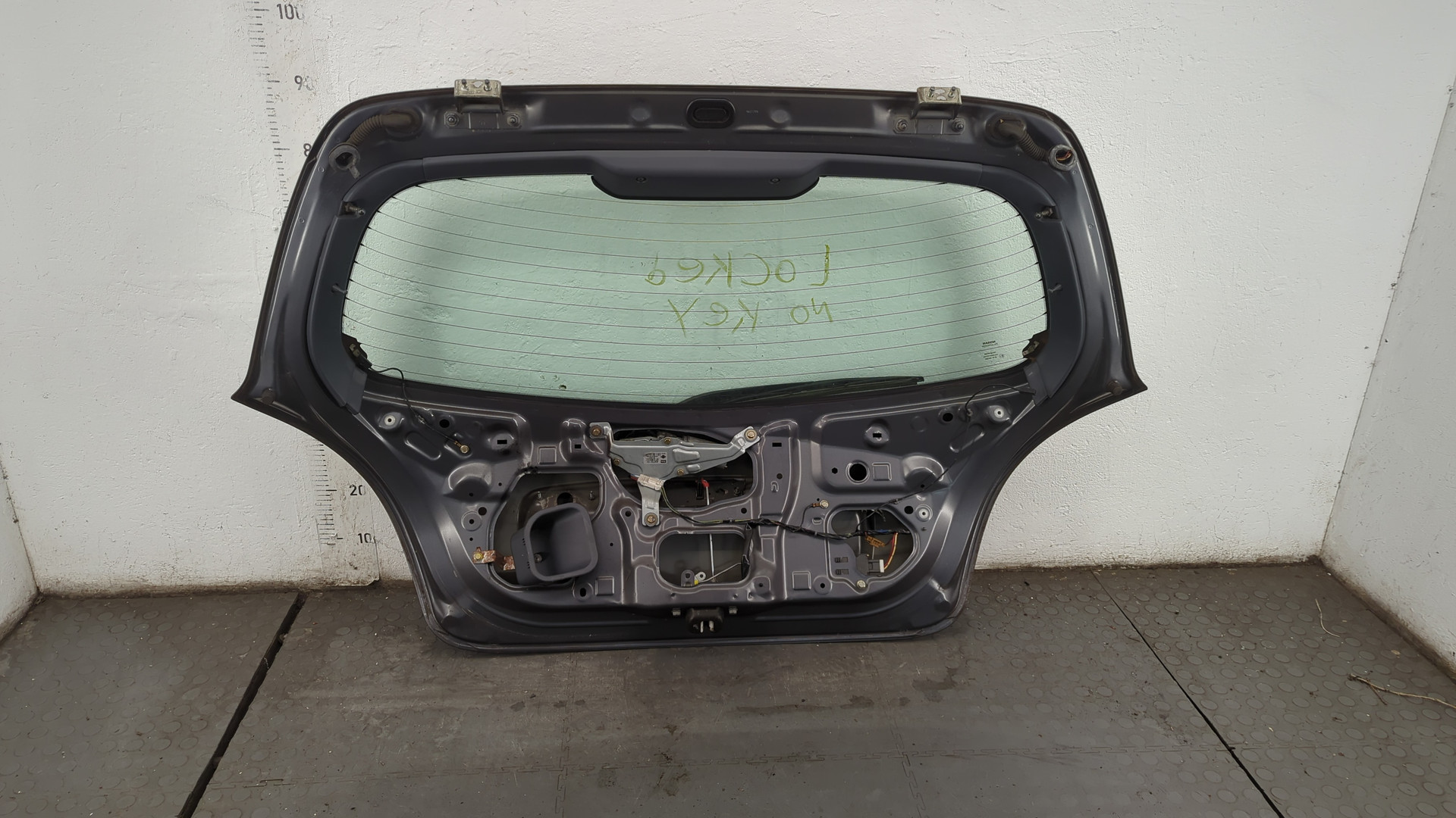 Дверь багажника