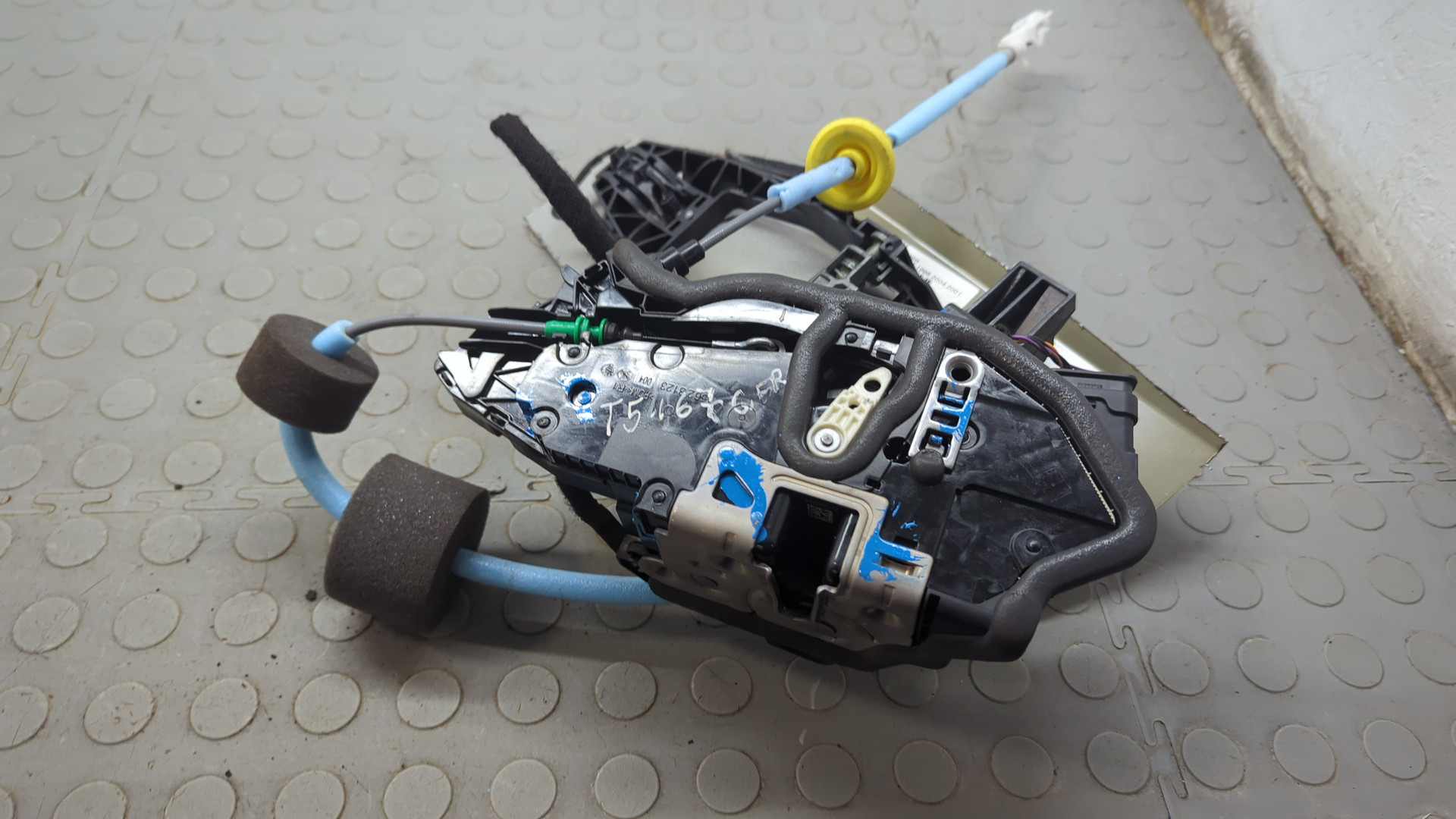 Замок двери передней правой