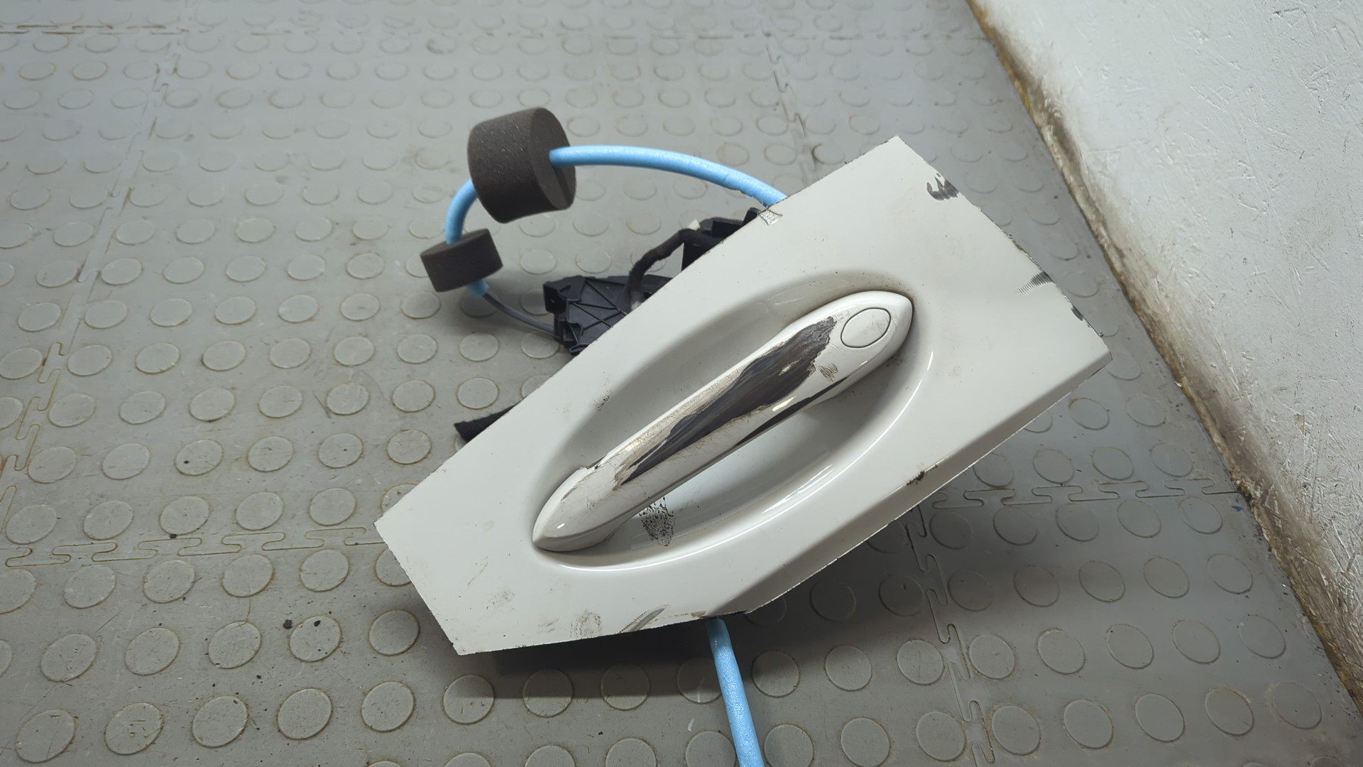 Замок двери передней правой