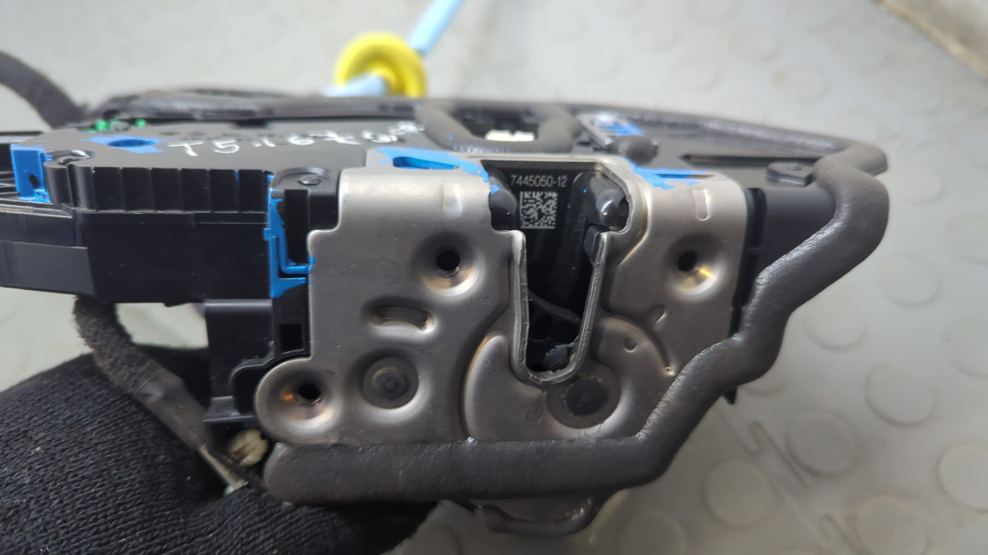 Замок двери передней правой