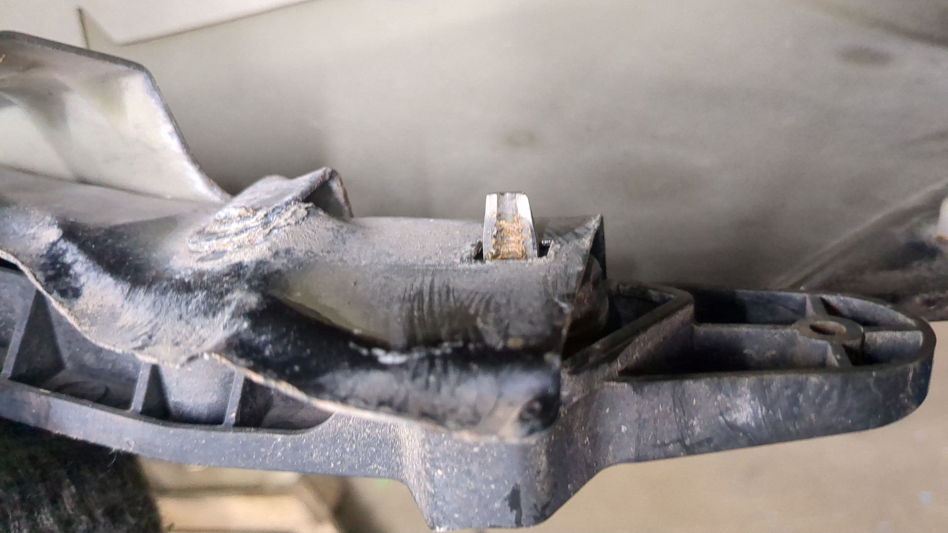 Крыло переднее правое