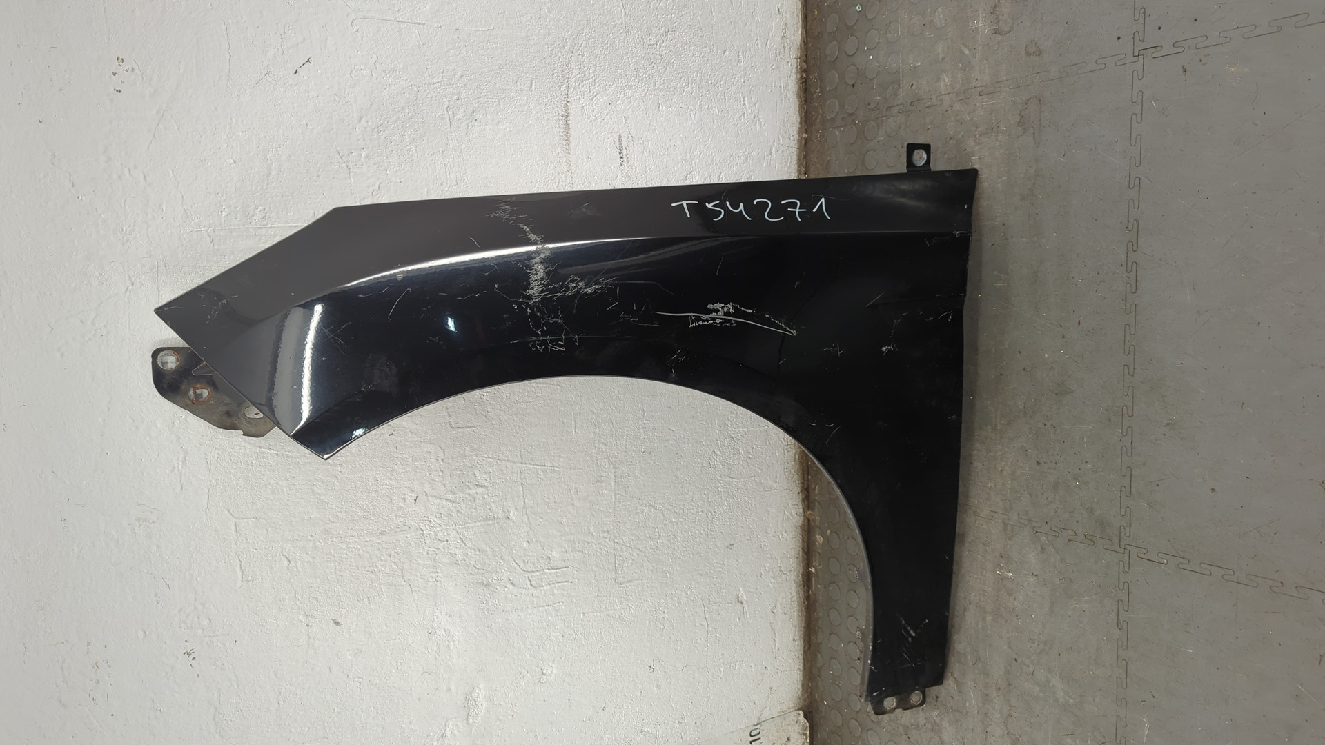 Крыло переднее левое