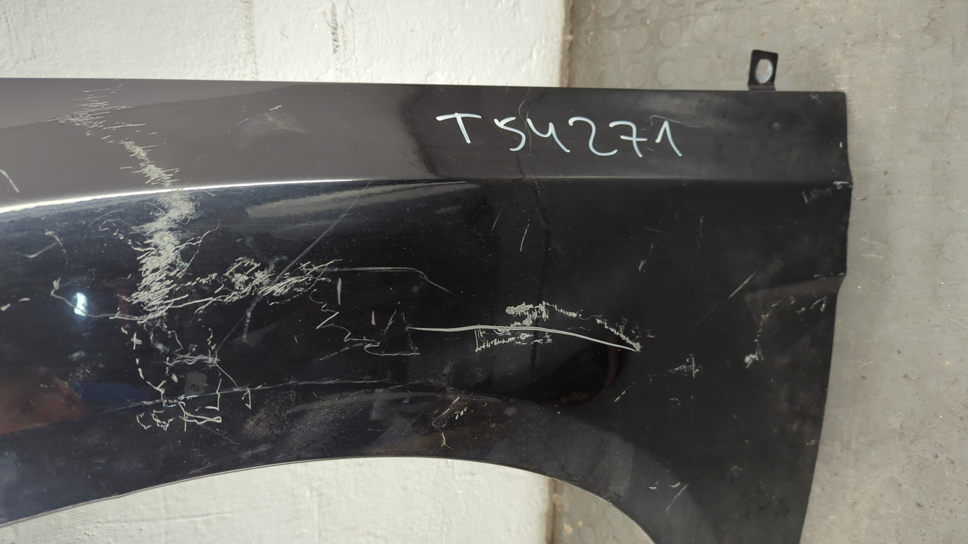 Крыло переднее левое