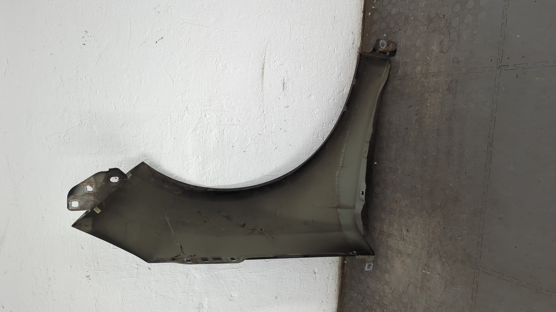 Крыло переднее левое