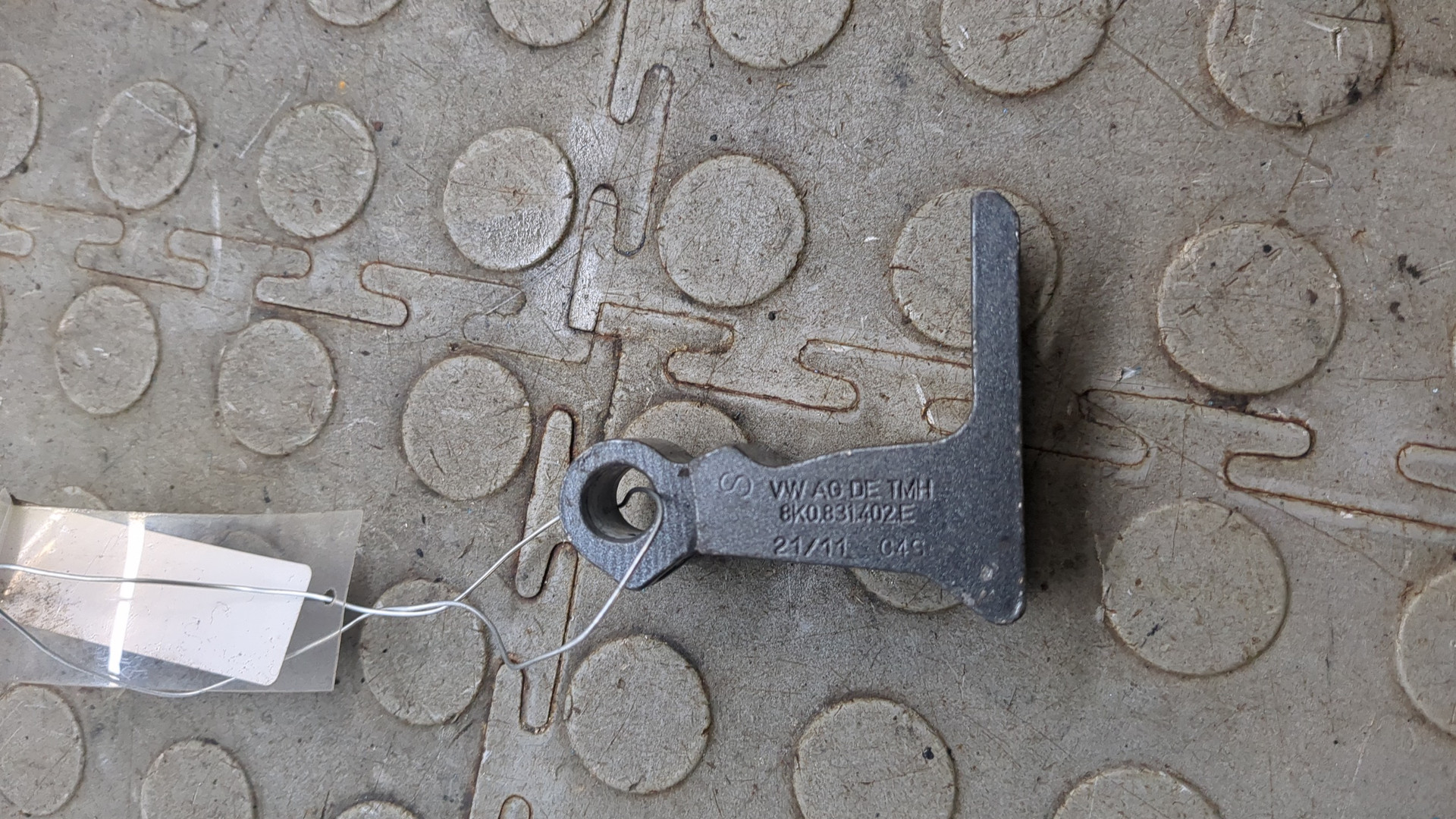 Петля двери