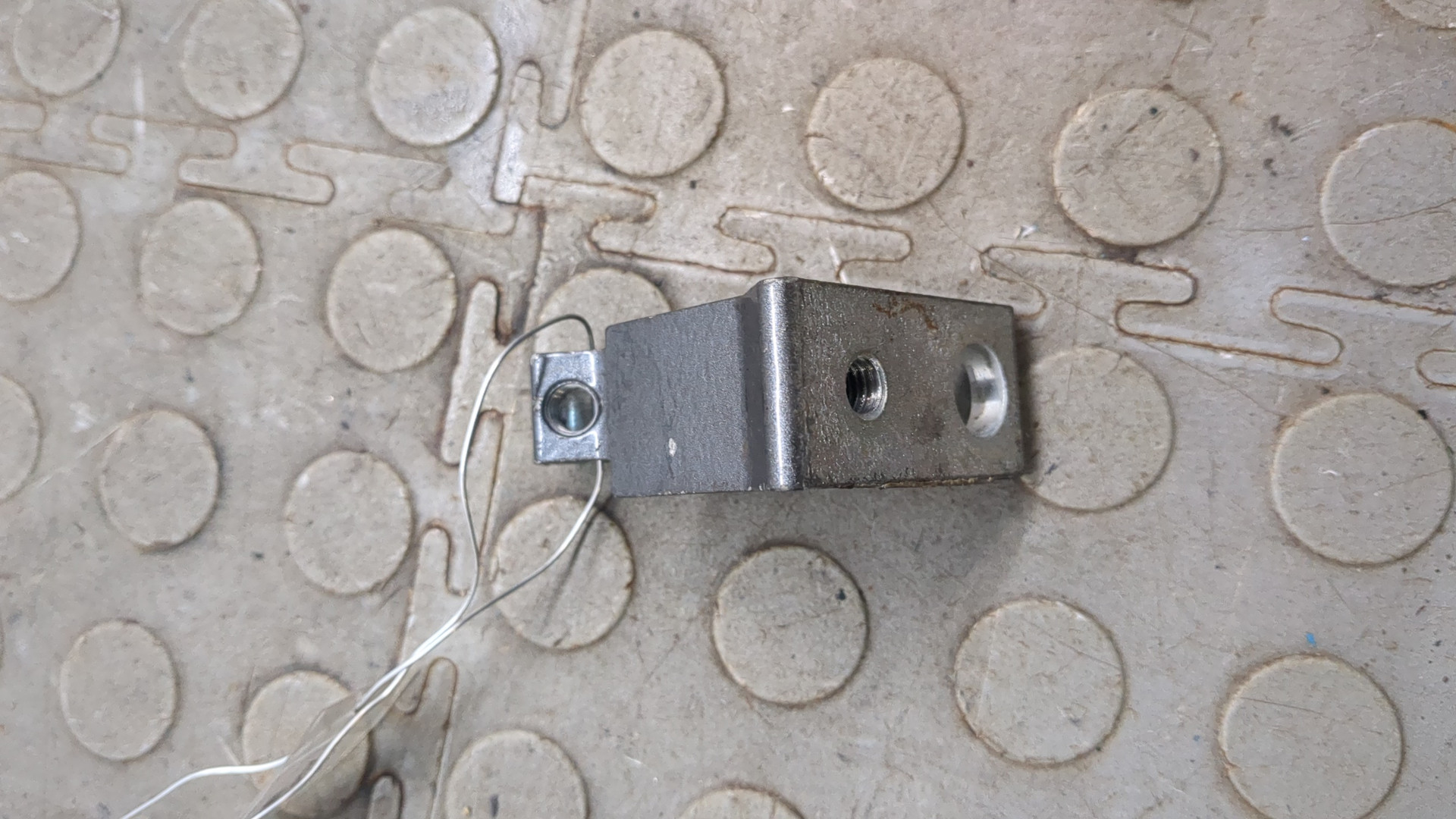 Петля двери