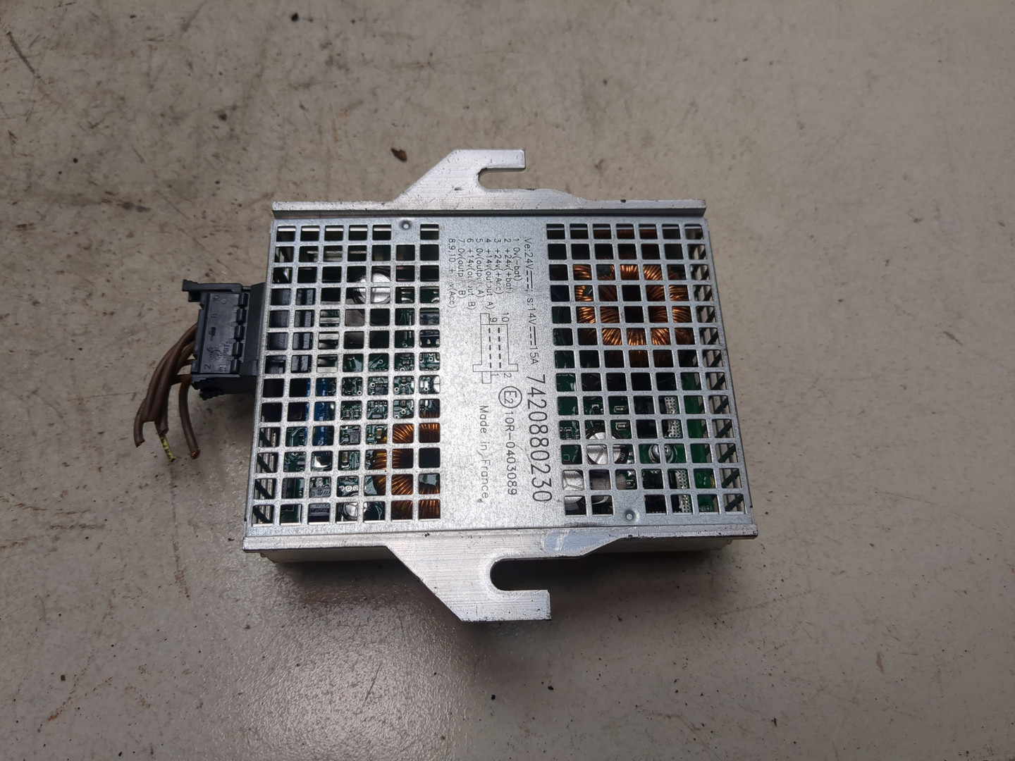 Преобразователь напряжения (адаптер)