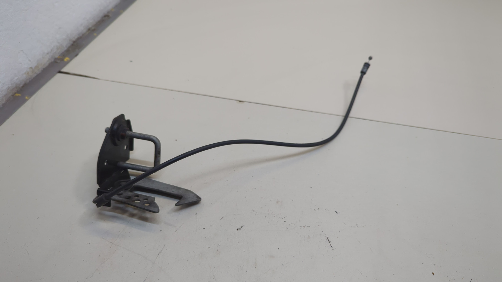 Замок капота