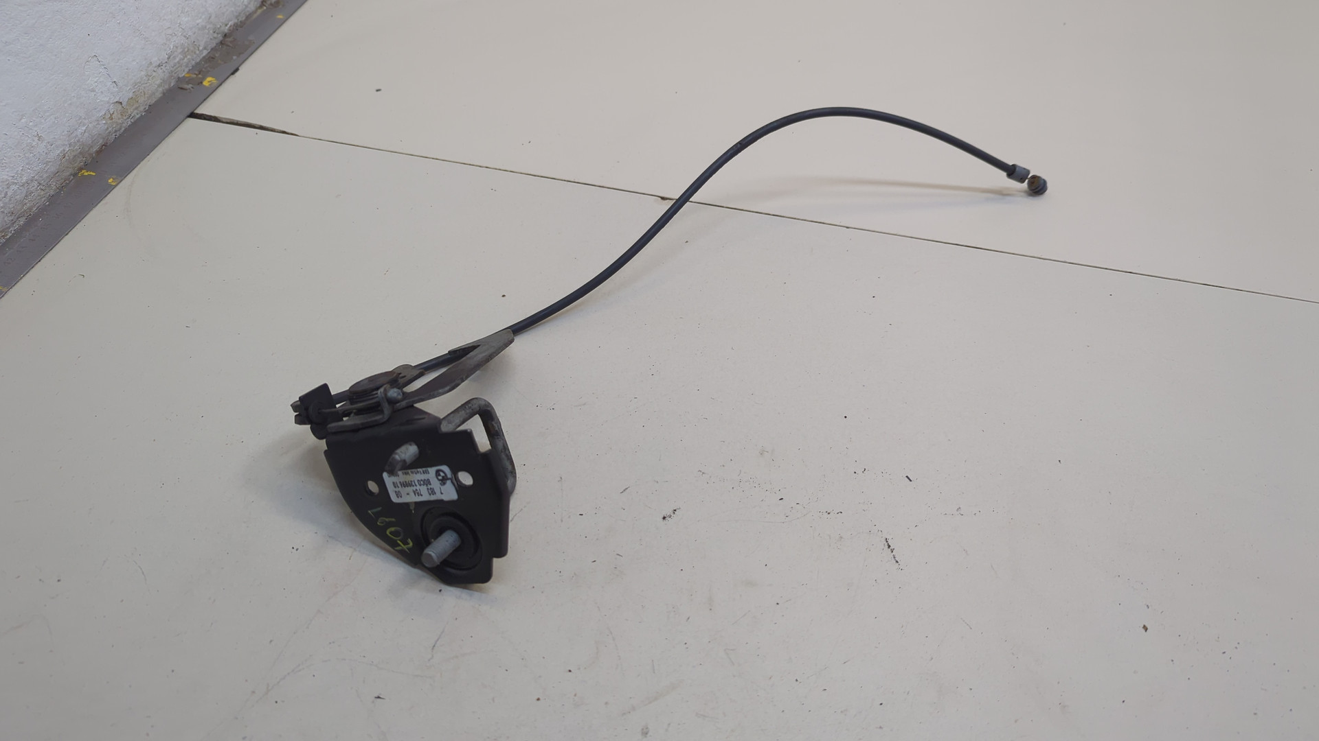 Замок капота