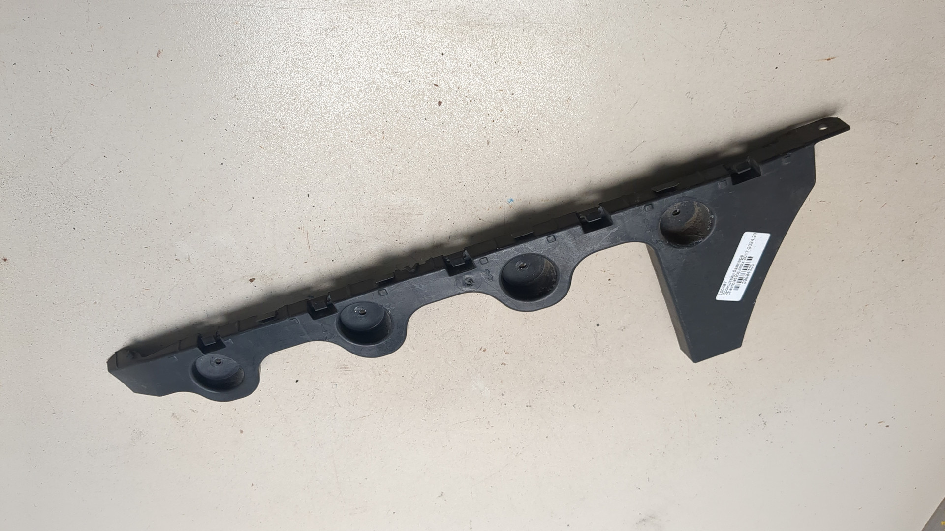 Кронштейн заднего бампера правый