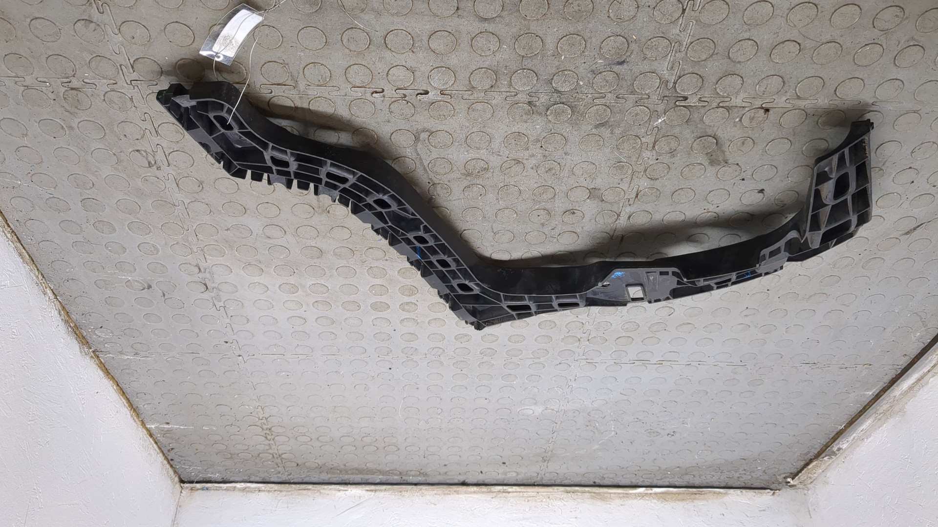 Кронштейн заднего бампера левый