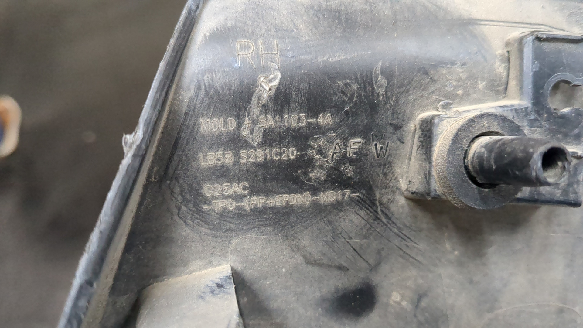 Молдинг заднего крыла правого