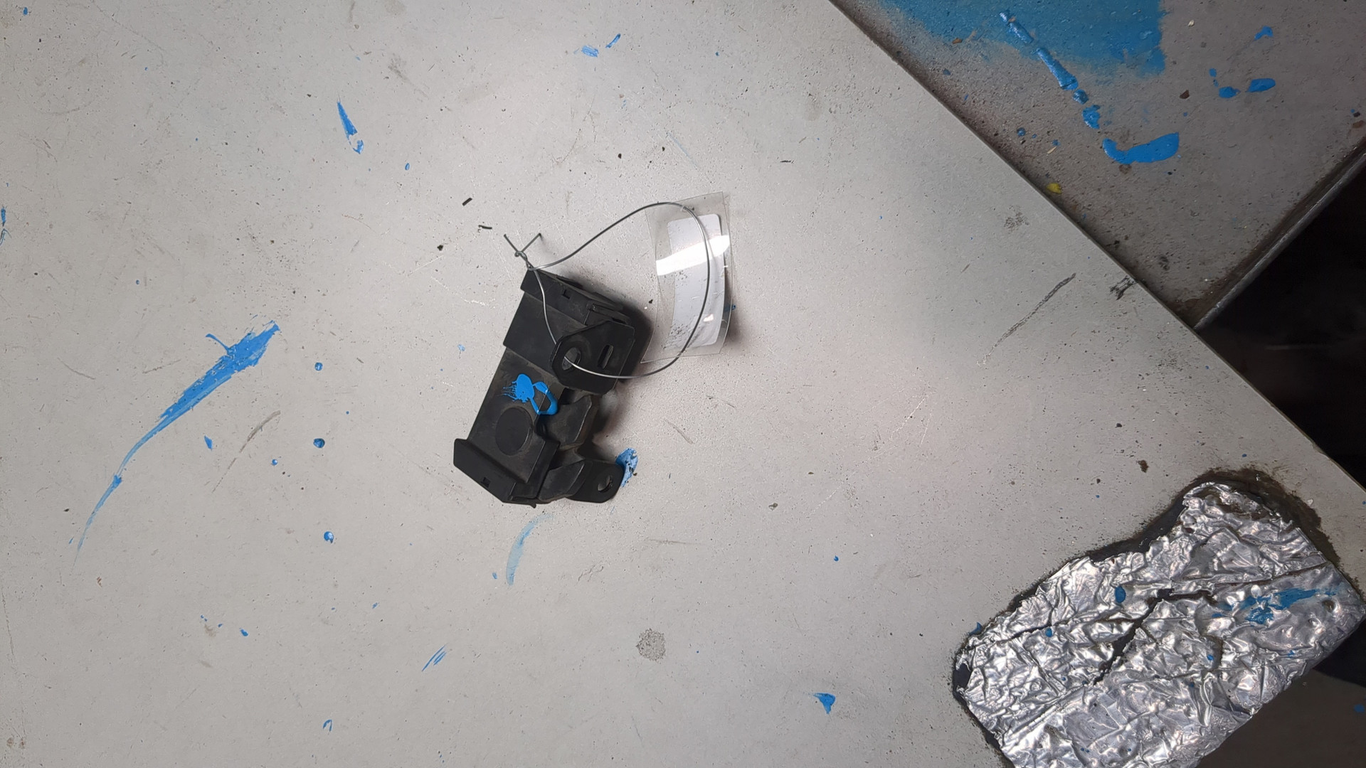 Замок капота