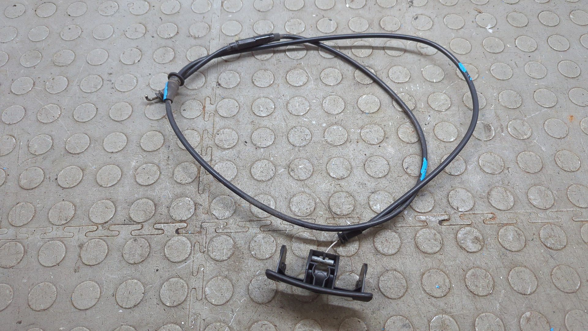 Трос открывания капота