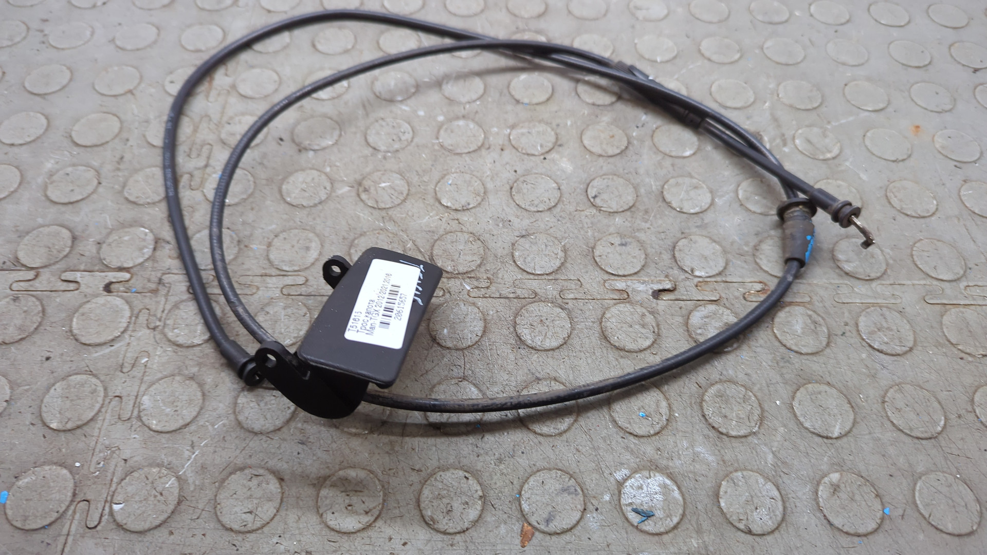 Трос открывания капота