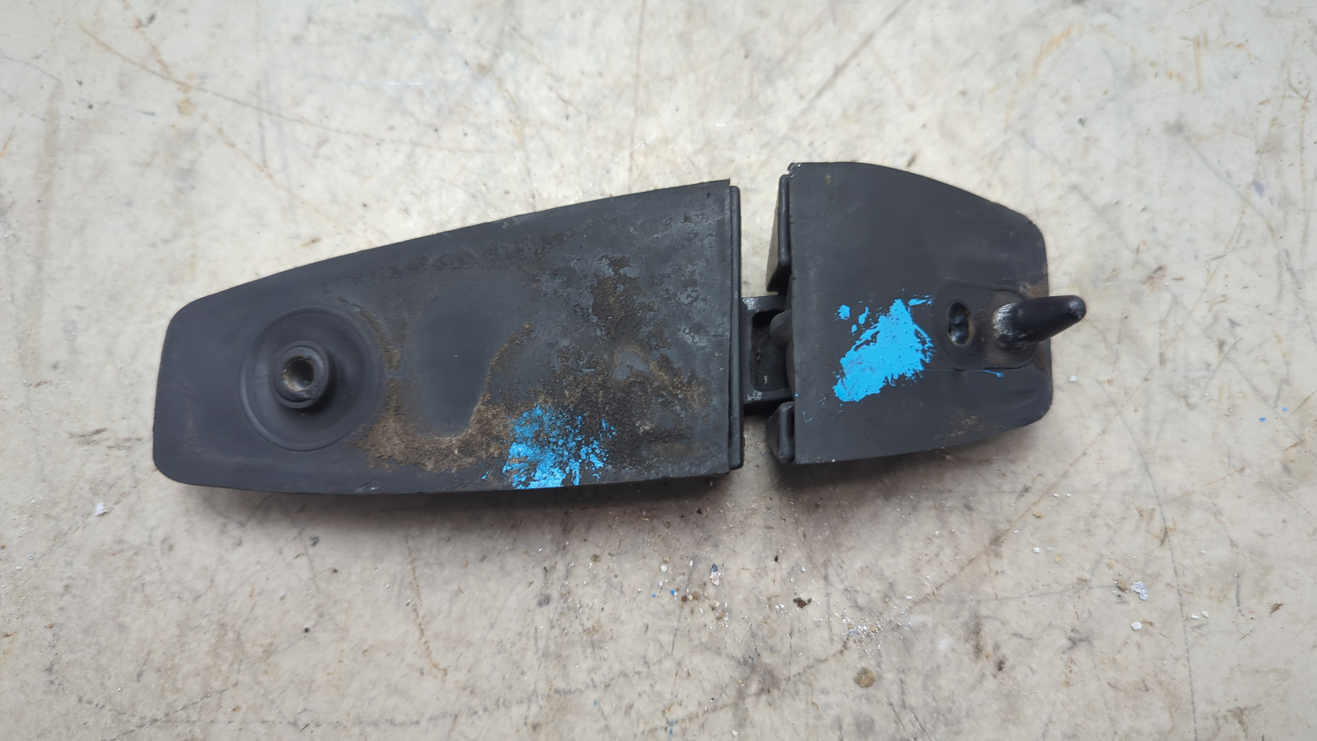 Петля заднего стекла