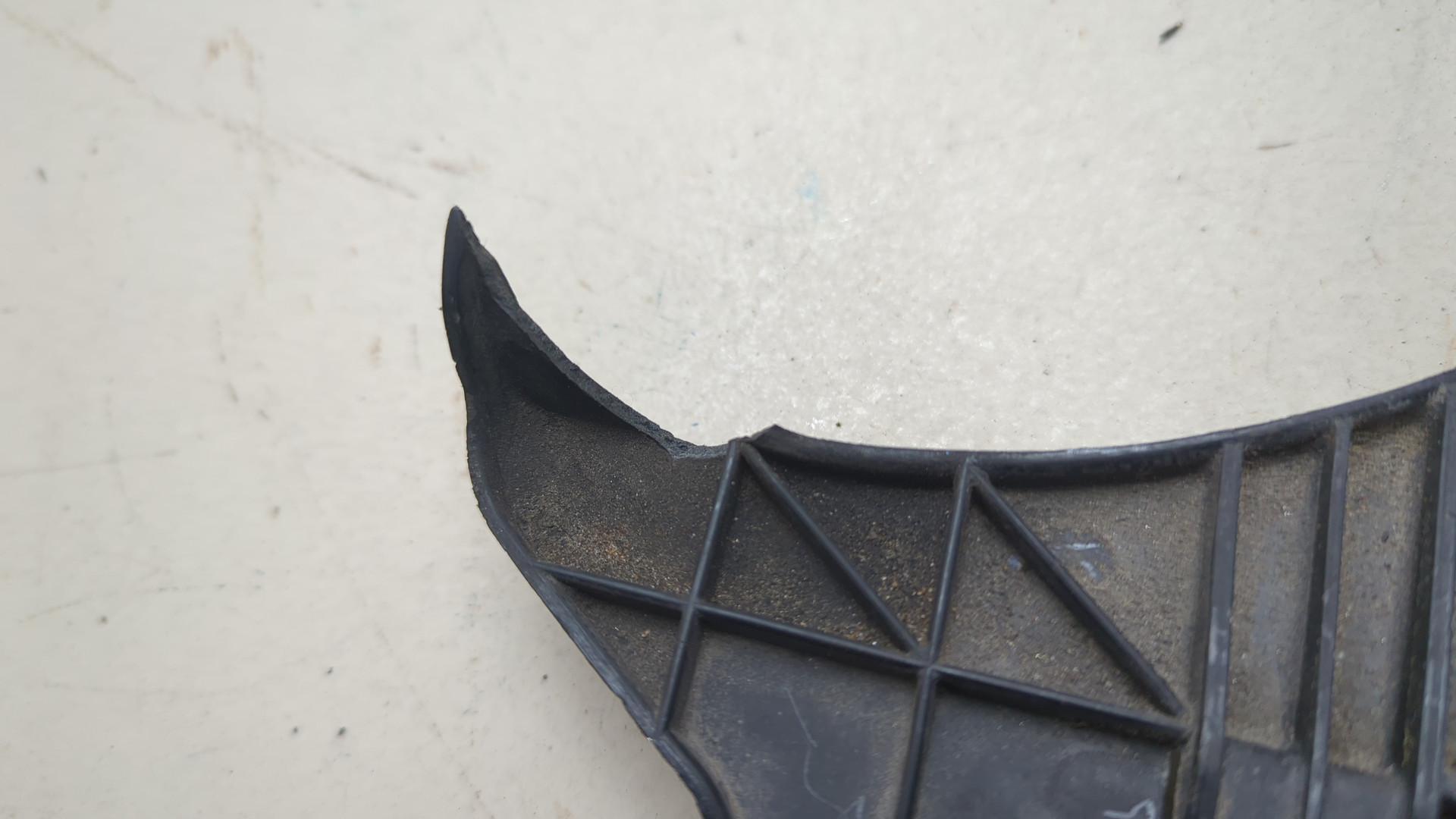 Кронштейн фар левый