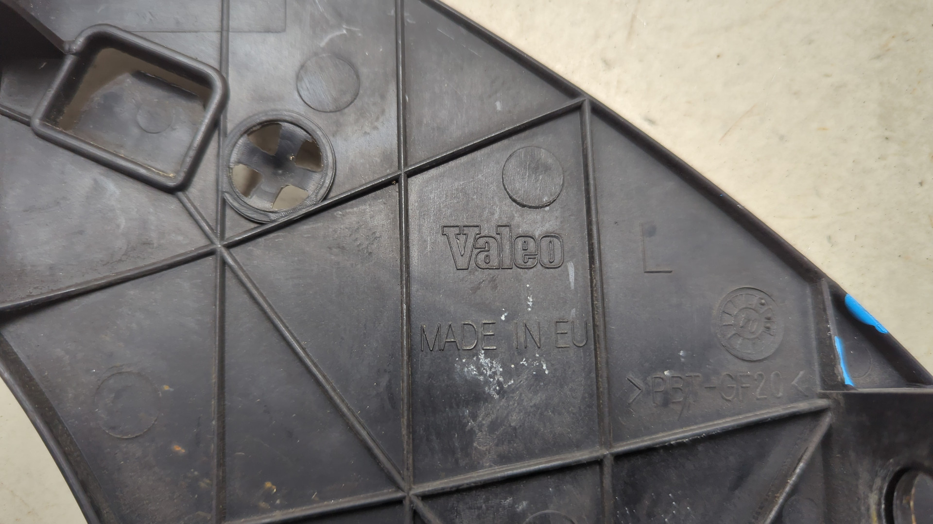 Кронштейн фар левый