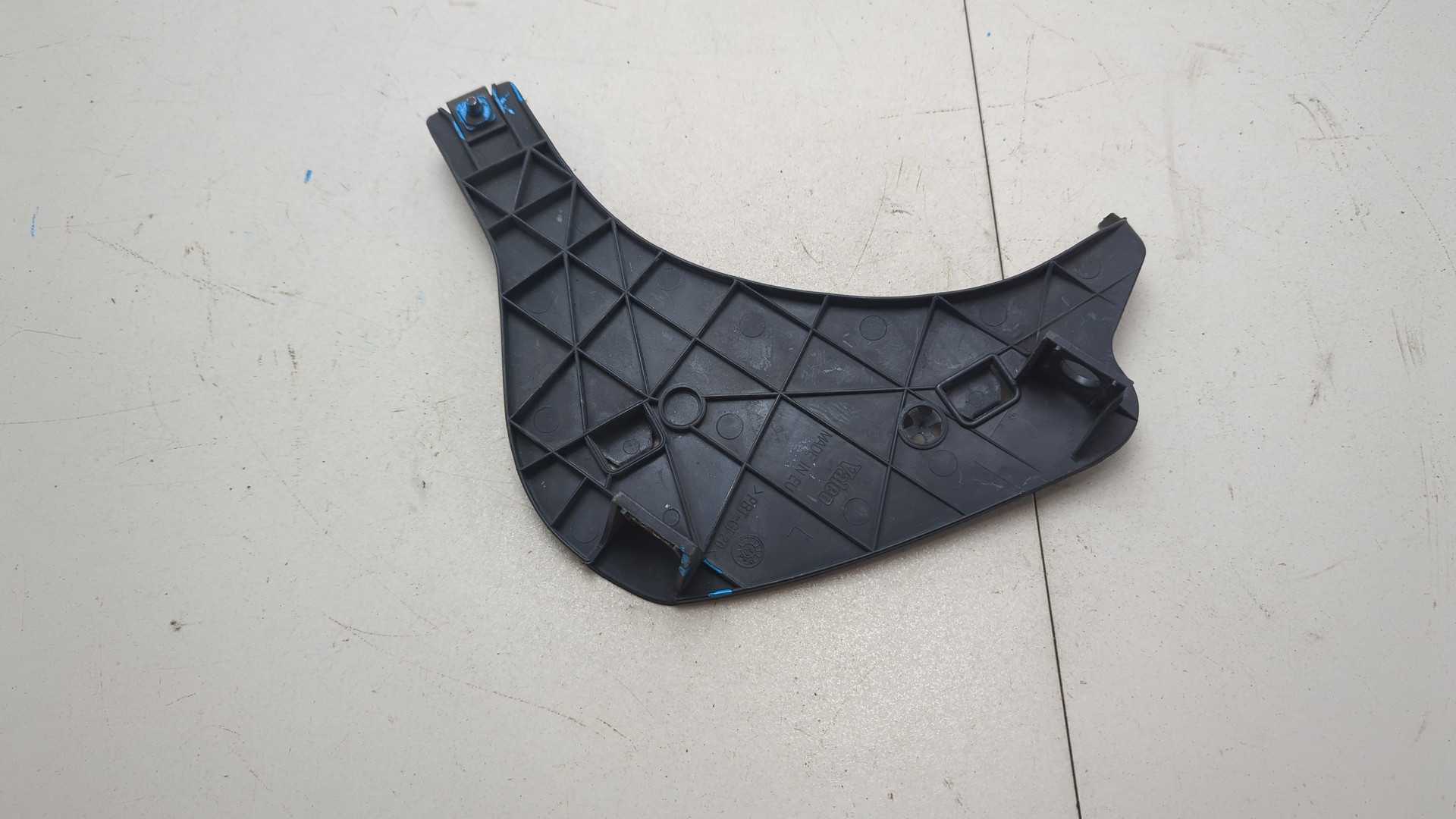 Кронштейн фар левый