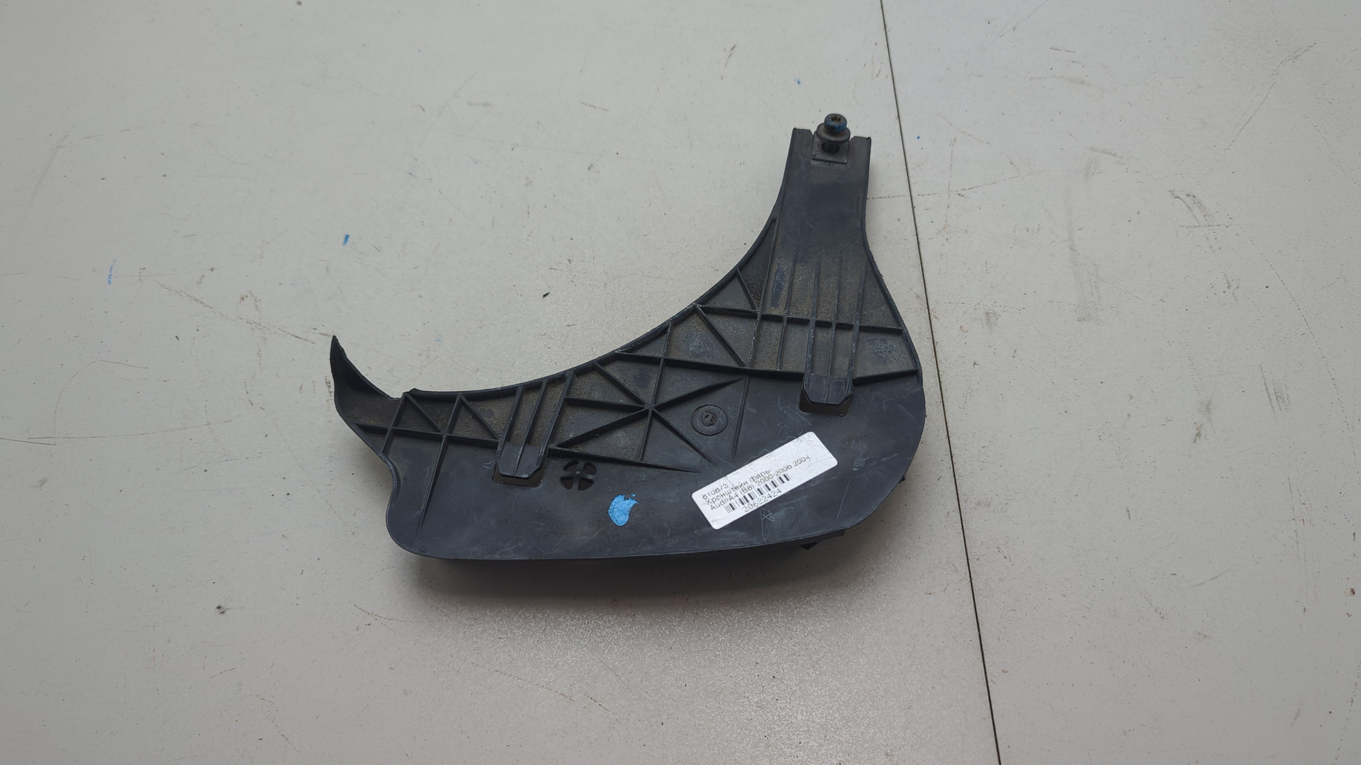 Кронштейн фар левый