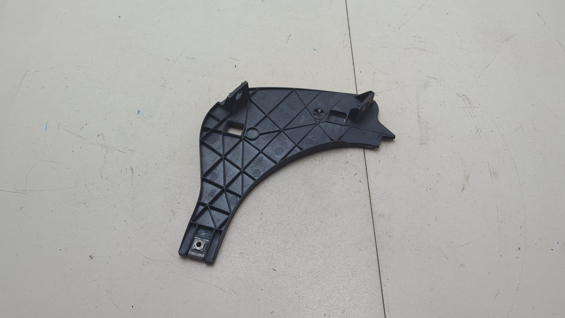 Кронштейн фар правый