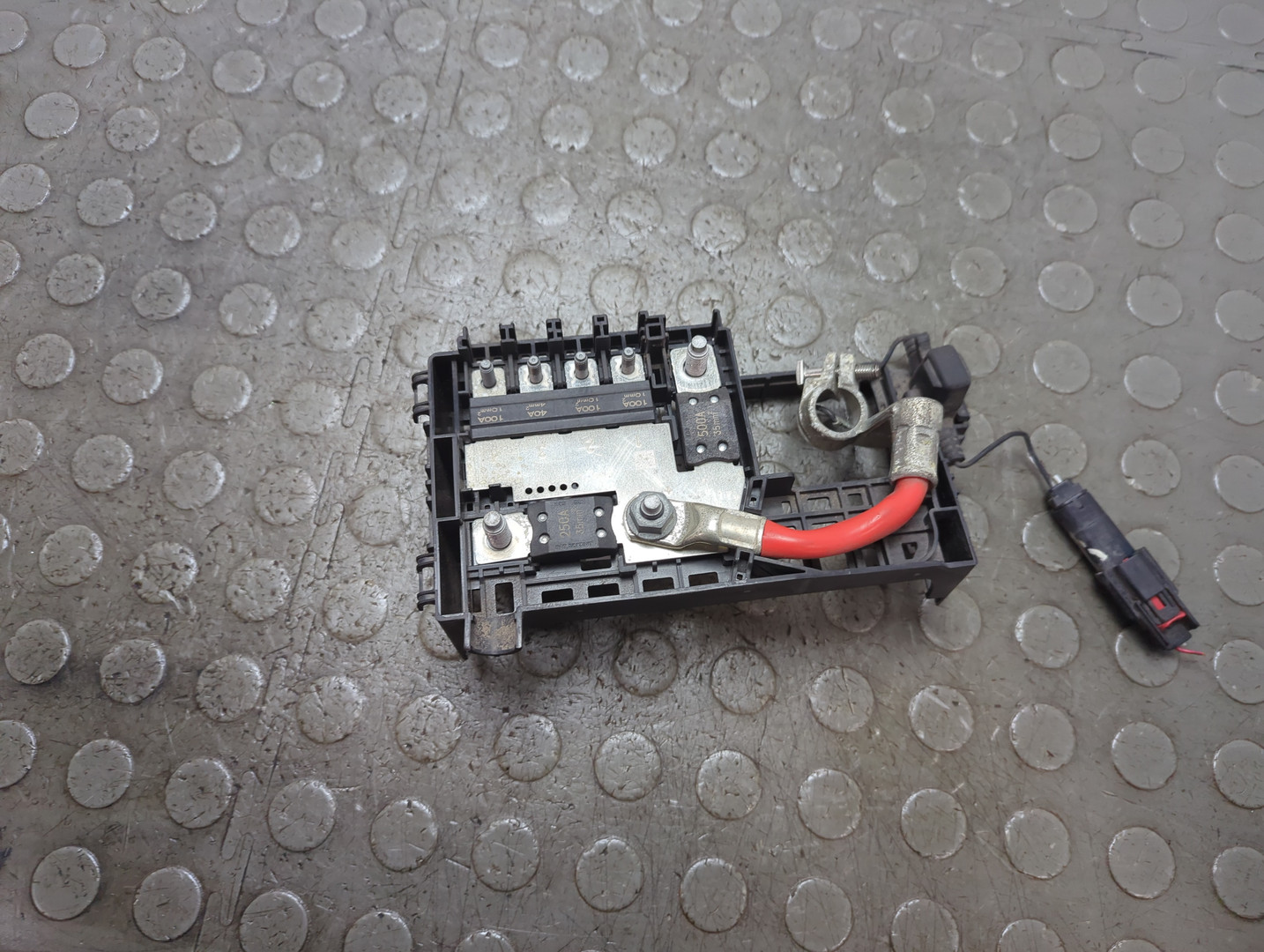 Клемма аккумулятора -