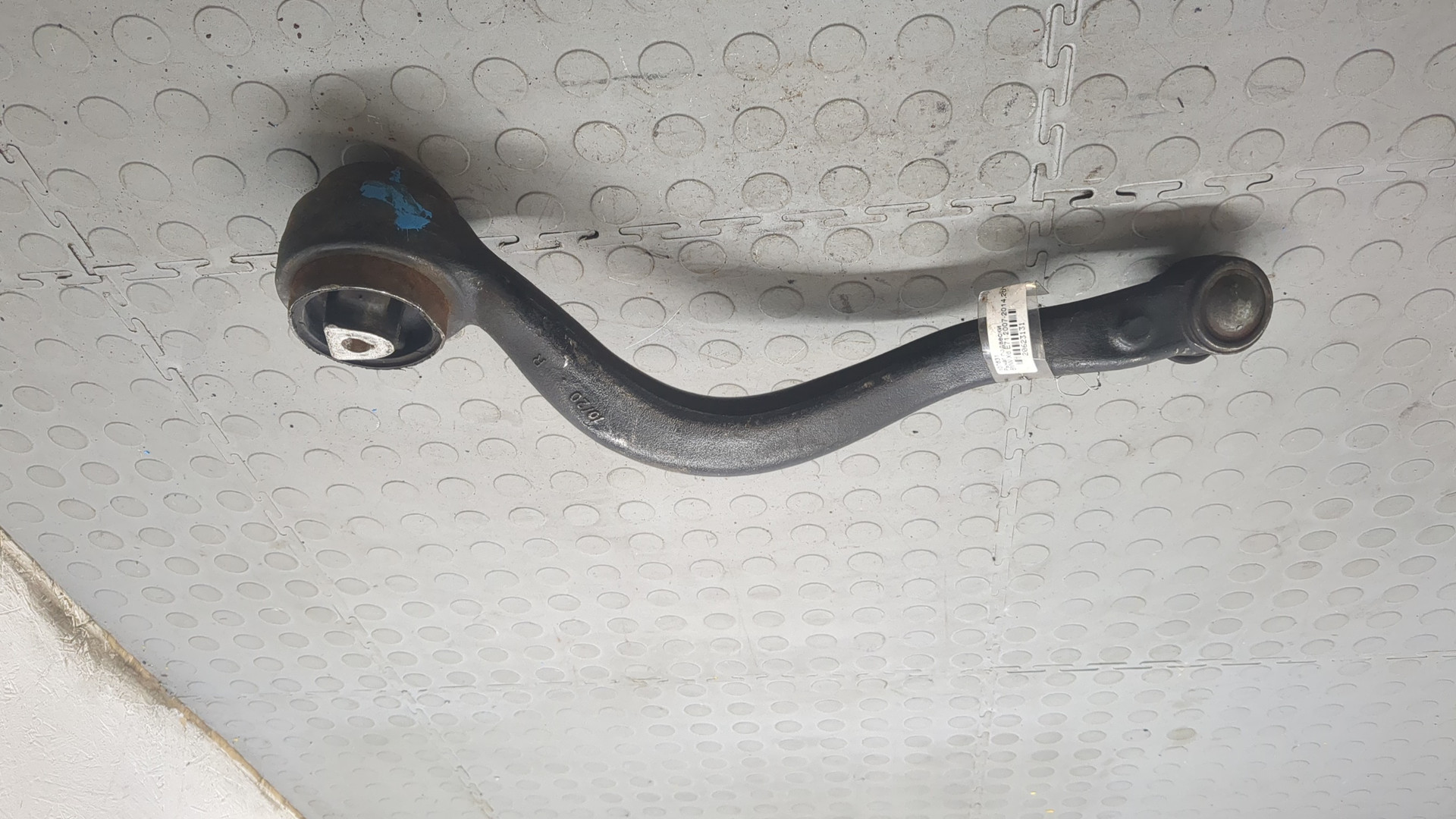 Рычаг передний правый