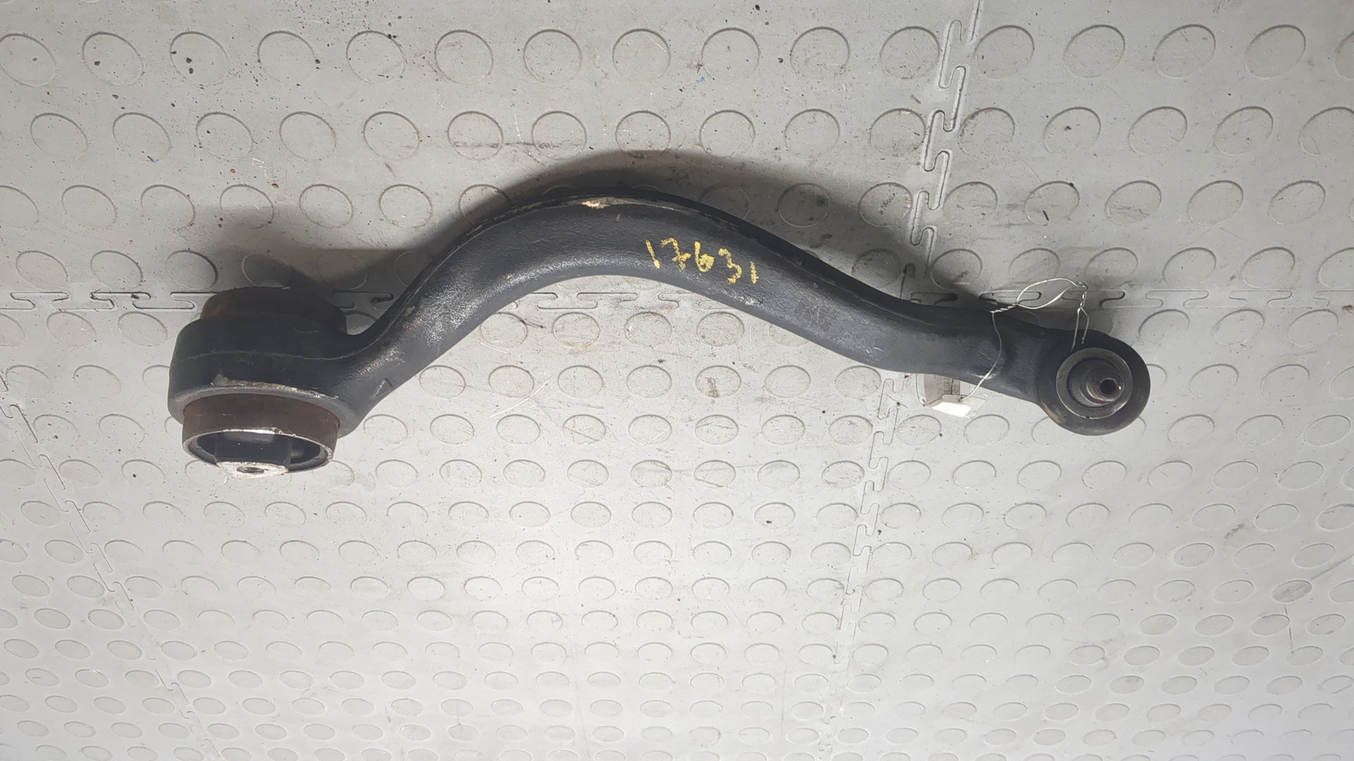 Рычаг передний правый