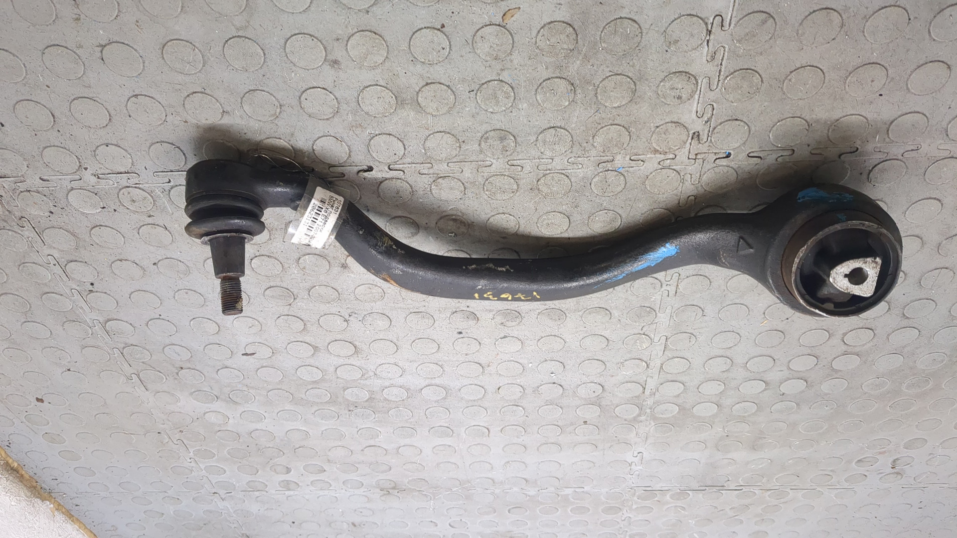 Рычаг передний правый