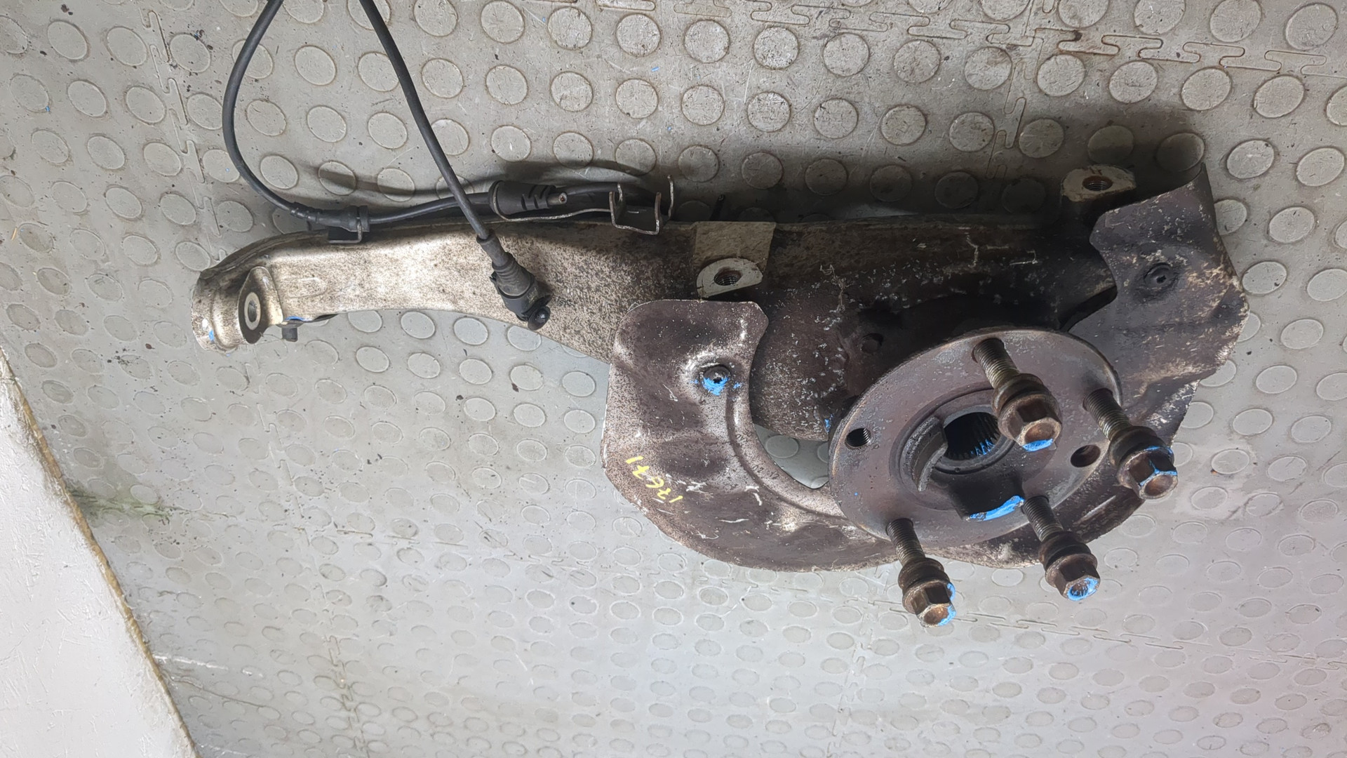 Кулак поворотный передний правый