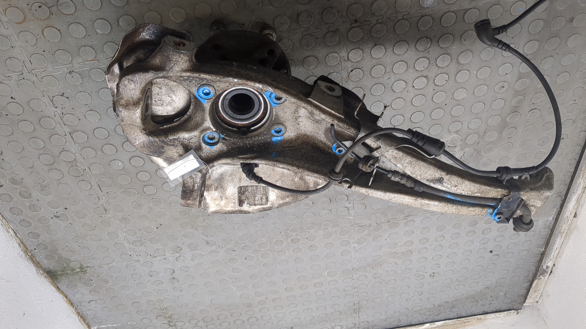 Кулак поворотный передний правый