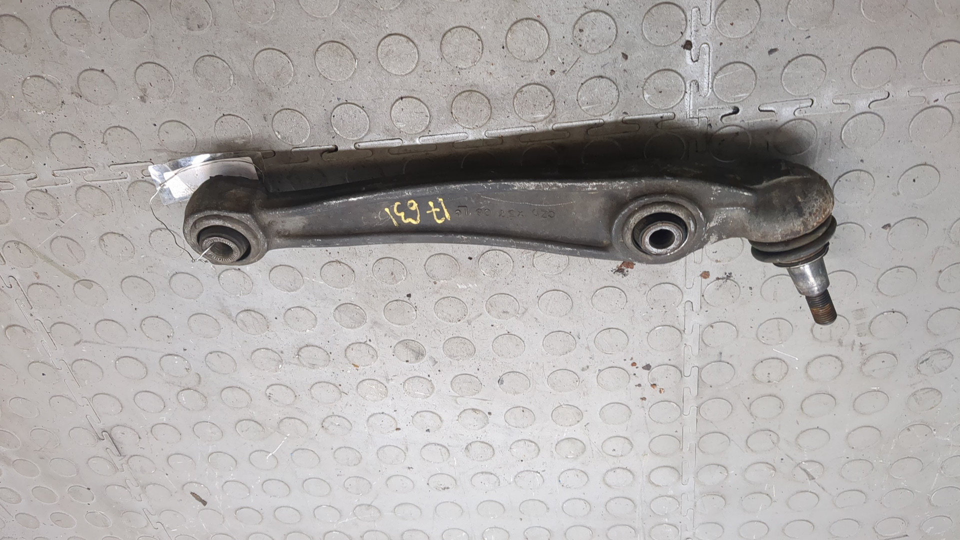 Рычаг передний левый