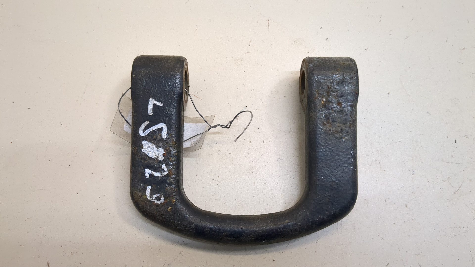 Крюк буксировочный