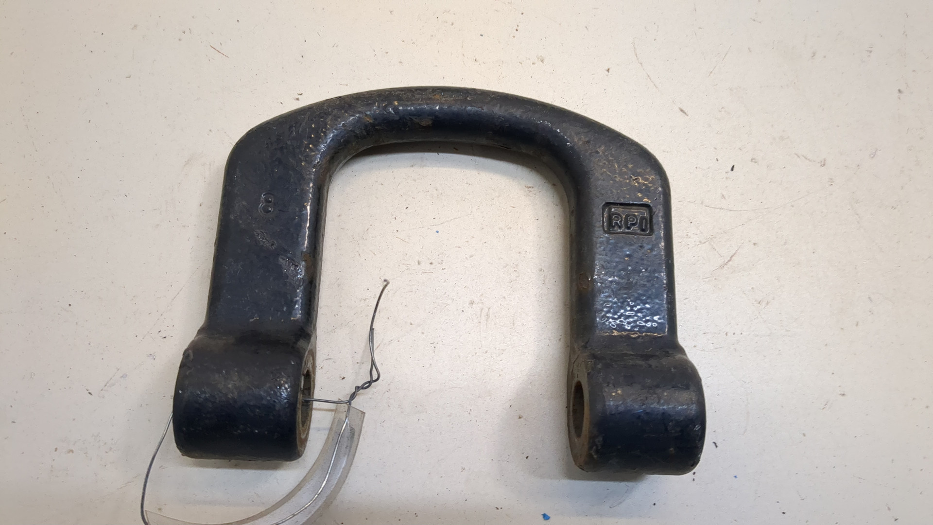 Крюк буксировочный