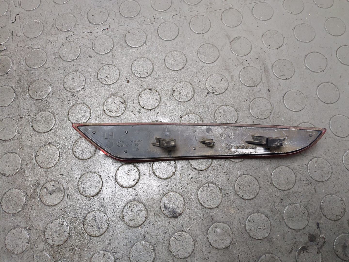 Отражатель в бампер задний левый