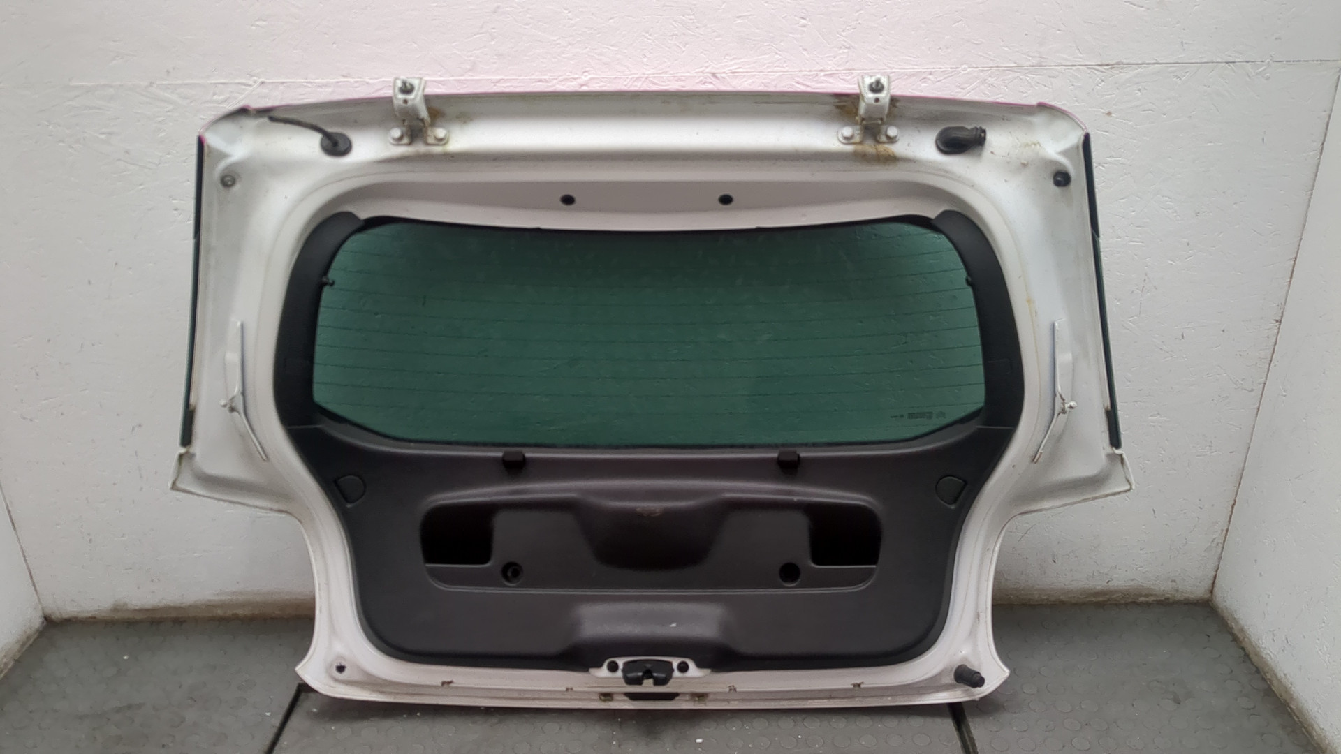 Дверь багажника